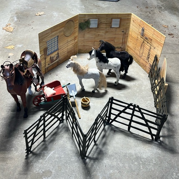 American Girl Doll Felicity Colonial Horse Stable Set w Fence & Acc. & horses - Picture 1 of 7